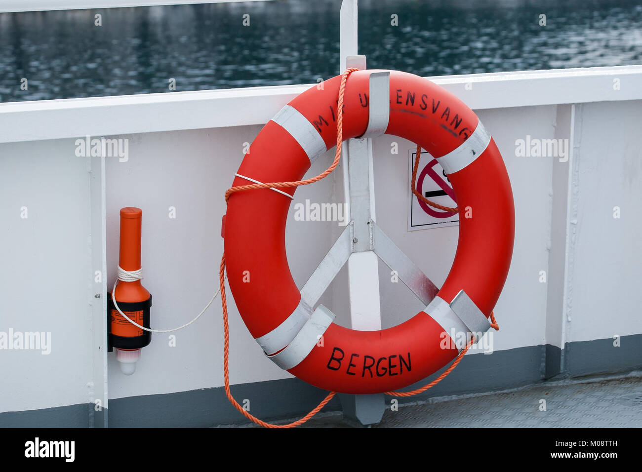 Boa di anello con una luce portati in caso di emergenza a bordo di una nave da crociera in Norvegia Foto Stock