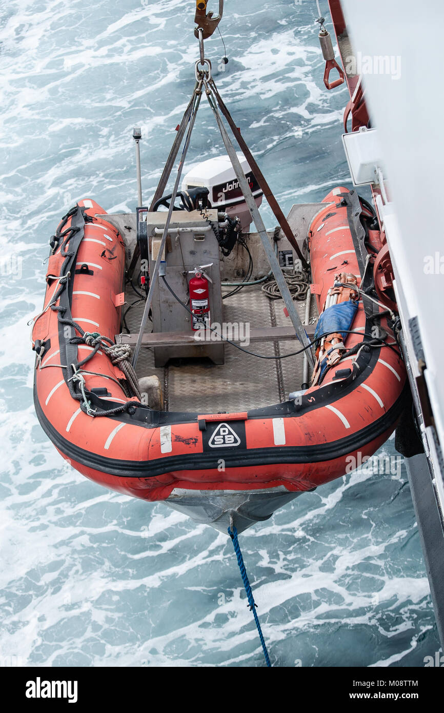 Semi rigida gonfiabile la barca di salvataggio eseguito per l'evacuazione di emergenza in caso di situazioni di emergenza a bordo di una nave in Norvegia Foto Stock