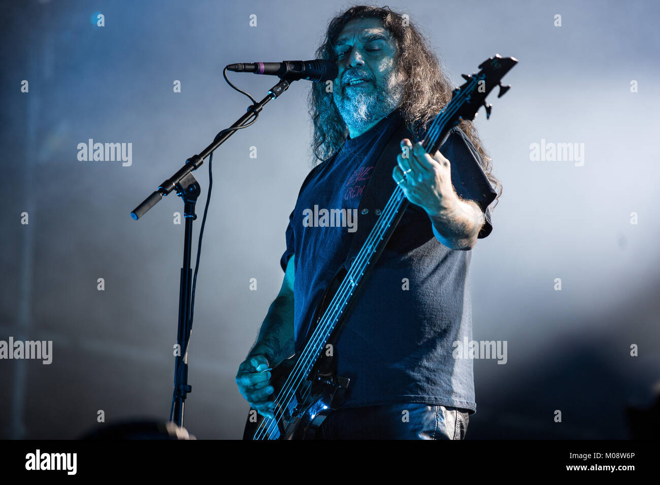 La American trash metal band cacciatrice esegue un concerto dal vivo presso il norvegese music festival Øyafestivalen 2013. Qui il gruppo il cantante e il bassista Tom Araya è raffigurato dal vivo sul palco. Norvegia, 10/08 2013. Foto Stock