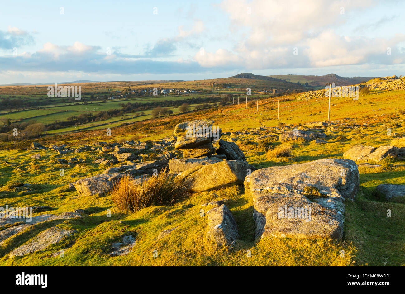 Caradon Hill cercando attraverso il villaggio di brughiera di tirapiedi Foto Stock