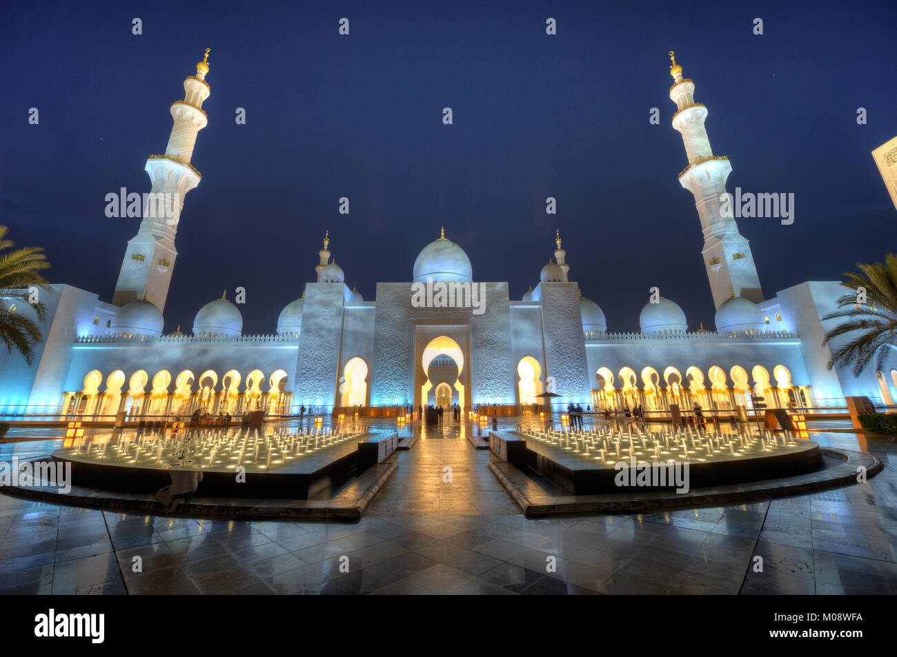 ABU DHABI, Emirati Arabi Uniti - 31 DIC 2017: Esterno della Moschea Sheikh Zayed di Abu Dhabi nel crepuscolo. Si tratta della più grande moschea del paese. Foto Stock