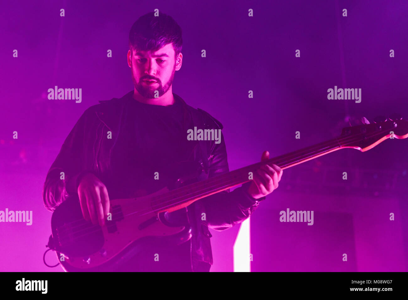 L'inglese indie rock band il 1975 esegue un concerto dal vivo a Oslo Spektrum. Qui il bassista Ross MacDonald è visto dal vivo sul palco. Norvegia, 05/04 2016. Foto Stock