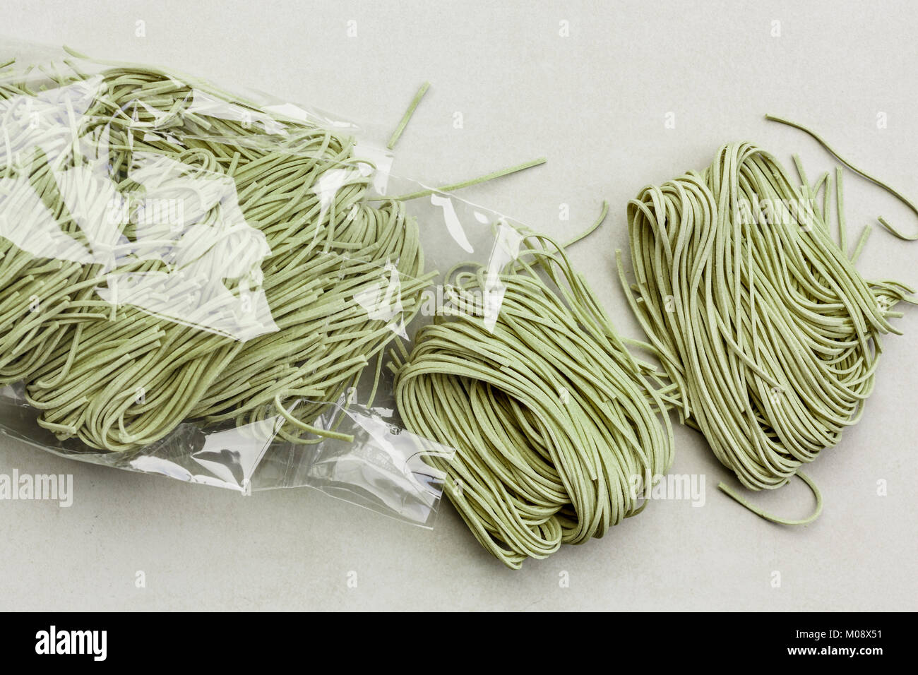 Direttamente sopra le tagliatelle verdi crude in un sacchetto di plastica Foto Stock