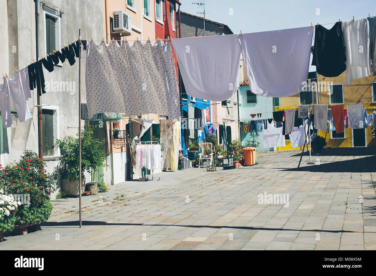 Servizio lavanderia appeso in un vuoto di backyard nell isola di Burano Venezia Italia Foto Stock