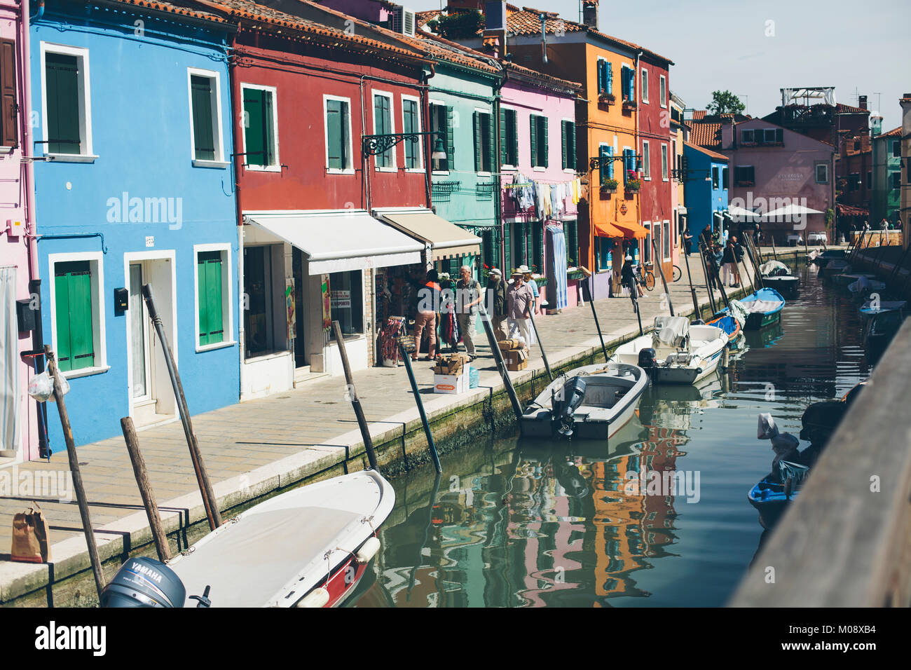 Quasi vuoto canal street con case colorate in bassa stagione in isola di Burano, Venezia. Foto Stock