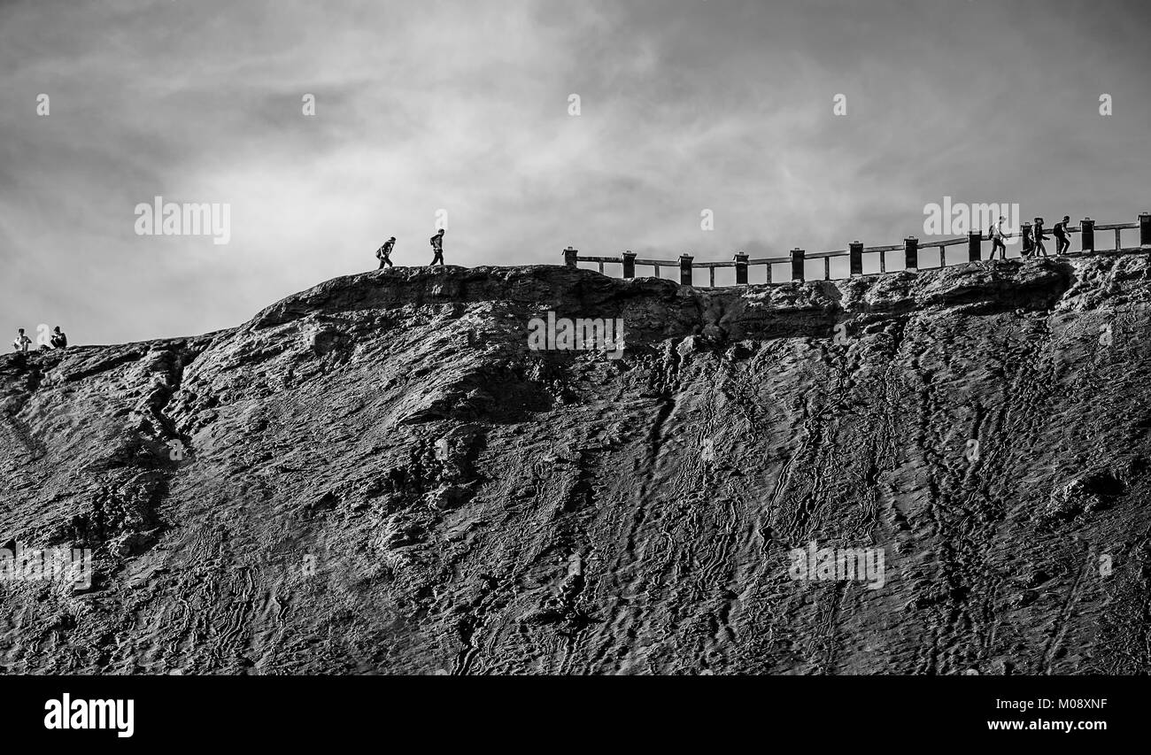 Passeggiate turistiche da soli il cratere vulcanico del Monte Bromo, Indonesia Foto Stock