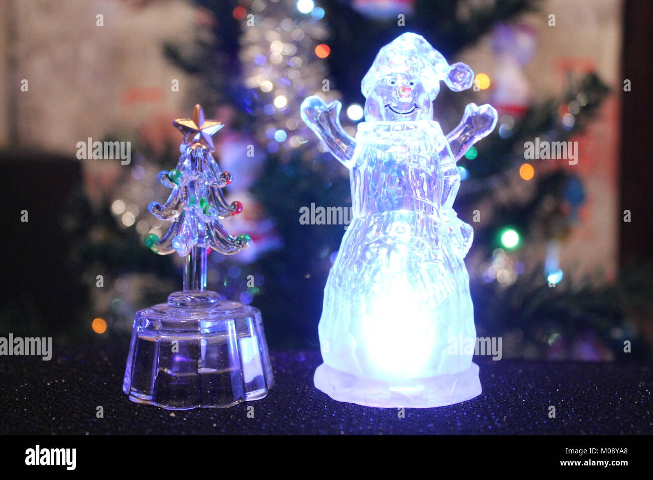 Pupazzo di neve di cristallo con vetro abete brillare scintille e decorazione di luci o il regalo su vacanze invernali Foto Stock