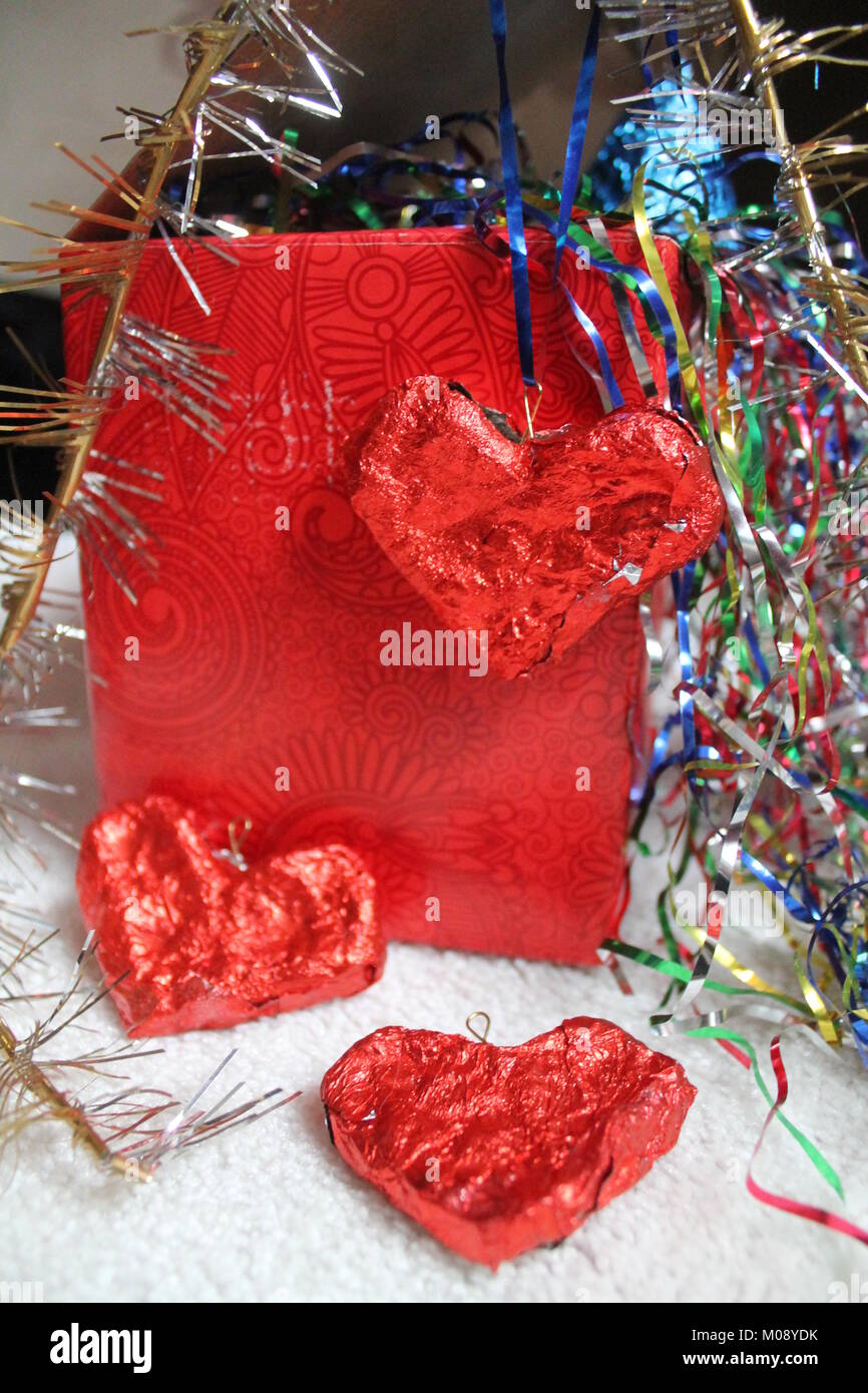 Bella rossa di Cioccolato cuori con brillante splendore nastri preparare regali sul romantico San Valentino Foto Stock