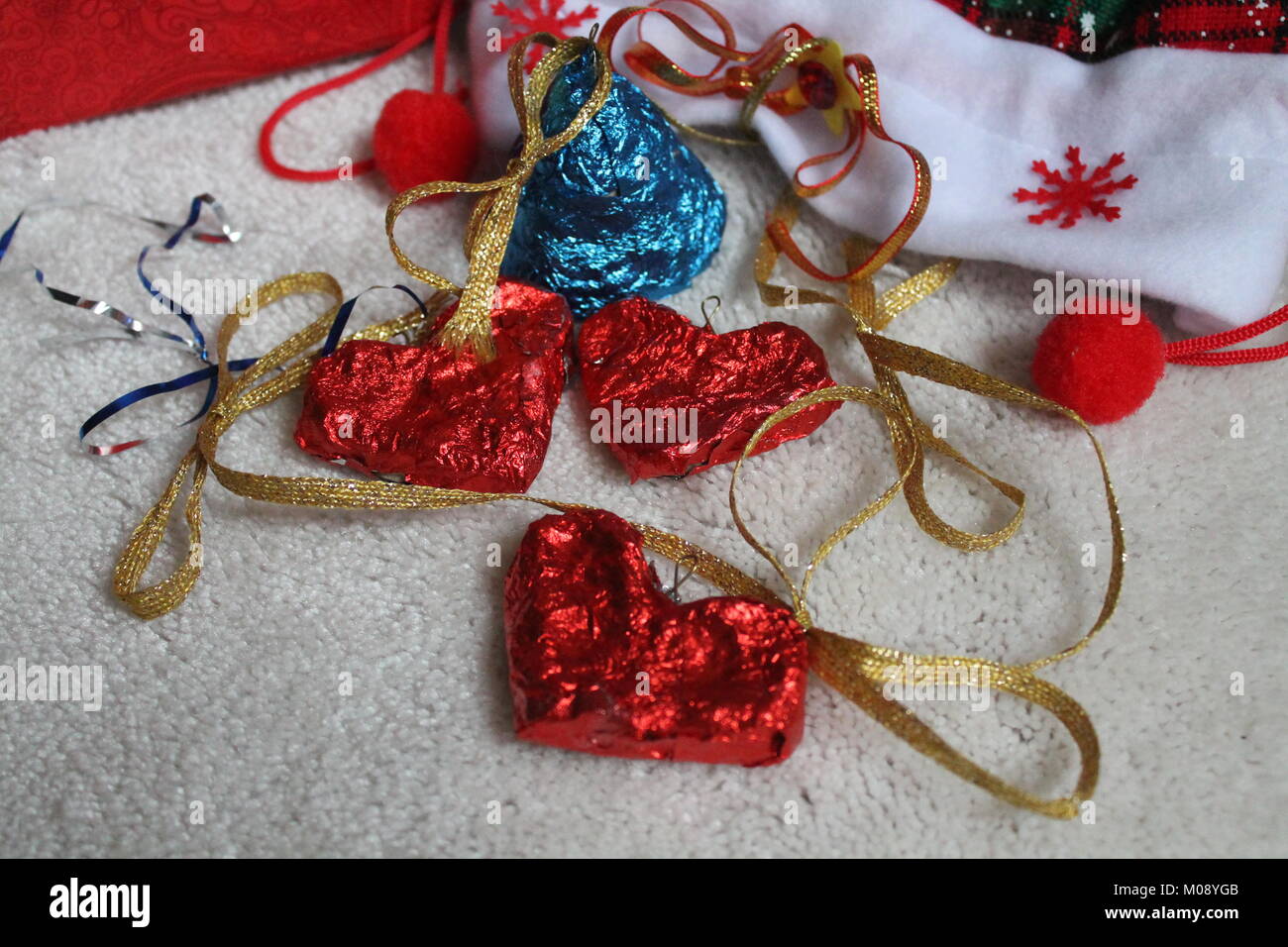 Bella rossa di Cioccolato cuori con brillante splendore nastri preparare regali sul romantico San Valentino Foto Stock