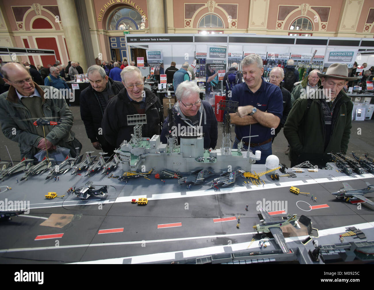 Dave Fortey (seconda a destra) da Falmouth, che mostra ai visitatori il suo 1:72 modello in scala del sistema HMS Ark Royal (R09) - che lo ha portato a 25 anni per costruire - durante il modello Londra Engineering mostra tenutasi a Alexandra Palace di Londra. Foto Stock