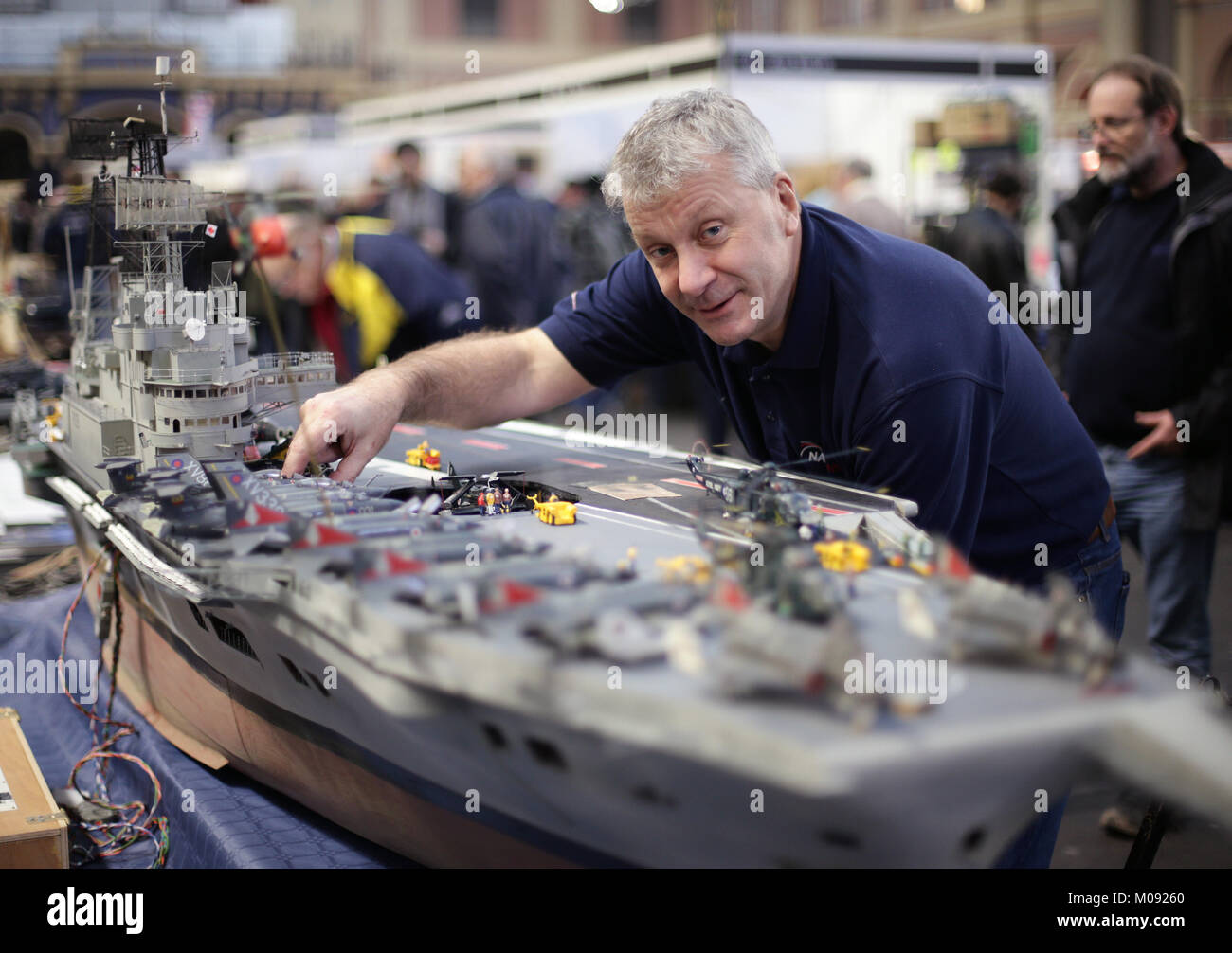 Dave Fortey da Falmouth, con il suo 1:72 modello in scala del sistema HMS Ark Royal (R09) - che lo ha portato a 25 anni per costruire - durante il modello Londra Engineering mostra tenutasi a Alexandra Palace di Londra. Foto Stock