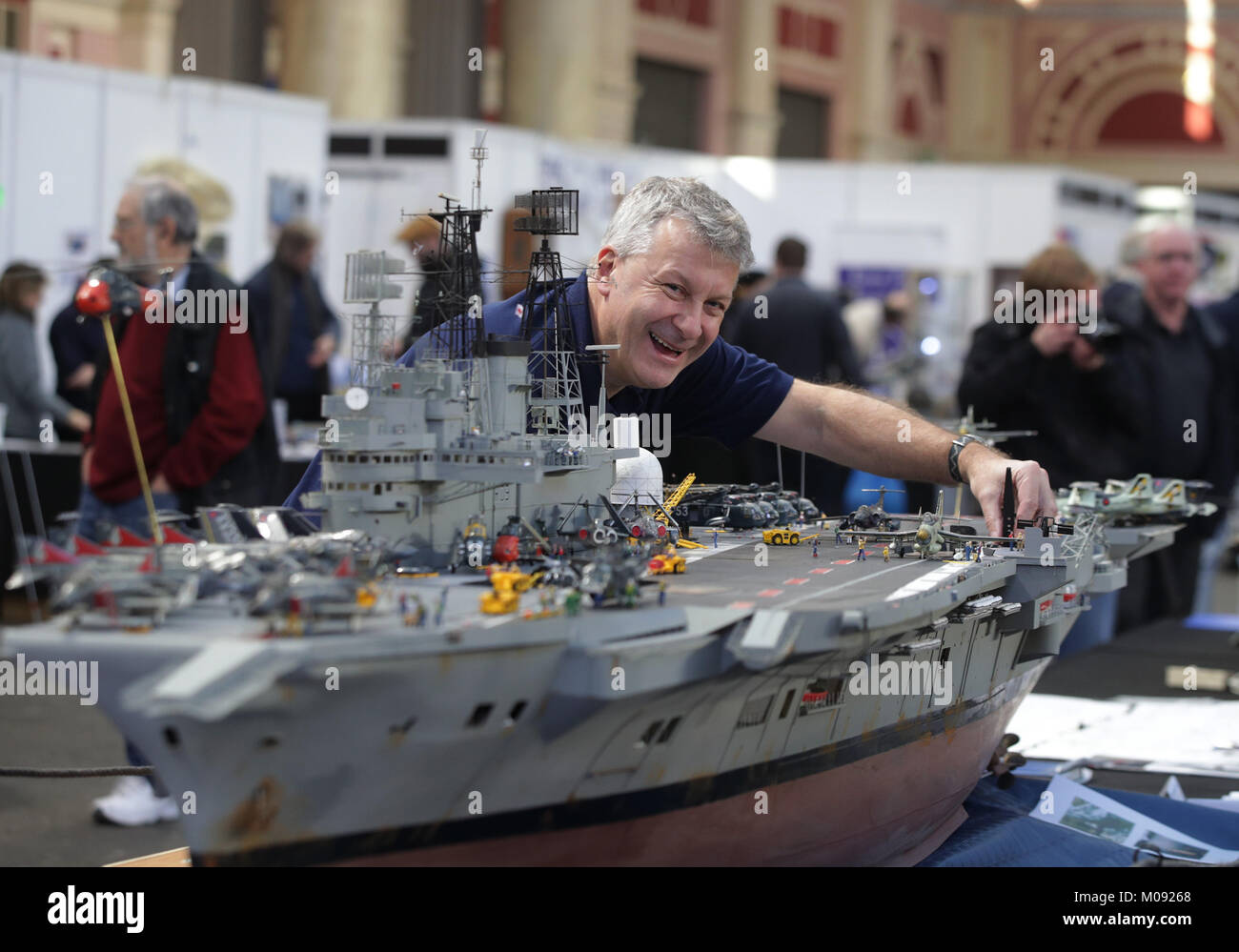 Dave Fortey da Falmouth, con il suo 1:72 modello in scala del sistema HMS Ark Royal (R09) - che lo ha portato a 25 anni per costruire - durante il modello Londra Engineering mostra tenutasi a Alexandra Palace di Londra. Foto Stock