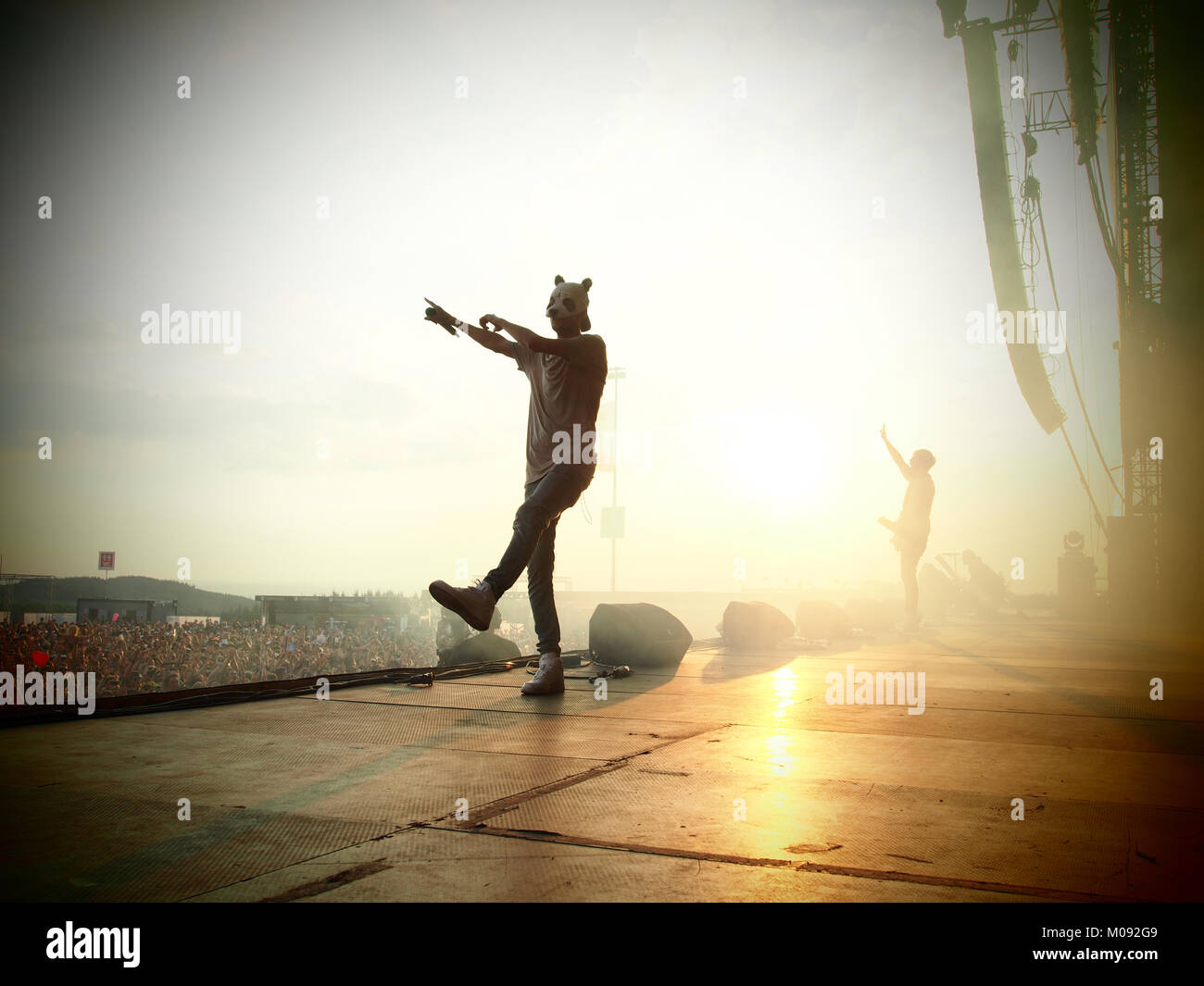 Il popolare rapper tedesco, cantante e produttore Carlo Waibel è meglio conosciuto come l'artista mascherato sotto il nome di fase e Cro è qui raffigurata dal vivo sul palco al tedesco festival di musica Rock Am Ring 2013. Germania, 07/06 2013. Foto Stock