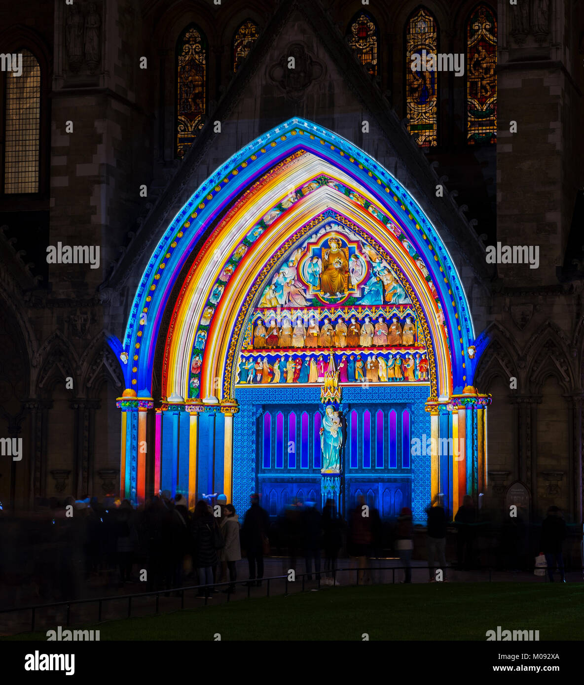 Lumiere London 2018. "La luce dello Spirito (capitolo 2)" da Patrice Warrener presso Westminster Abbey la Grande Porta Nord. Credito: Malcolm Park/Alamy. Foto Stock