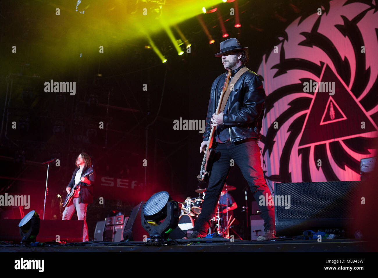 Il rock americano e grunge band Soundgarden esegue un concerto dal vivo presso il tedesco music festival Rock Am Ring 2012. Qui di cantante e chitarrista Chris Cornell (L) è raffigurato dal vivo sul palco con il bassista Ben Pastore (R). Germania, 01/06 2012. Foto Stock