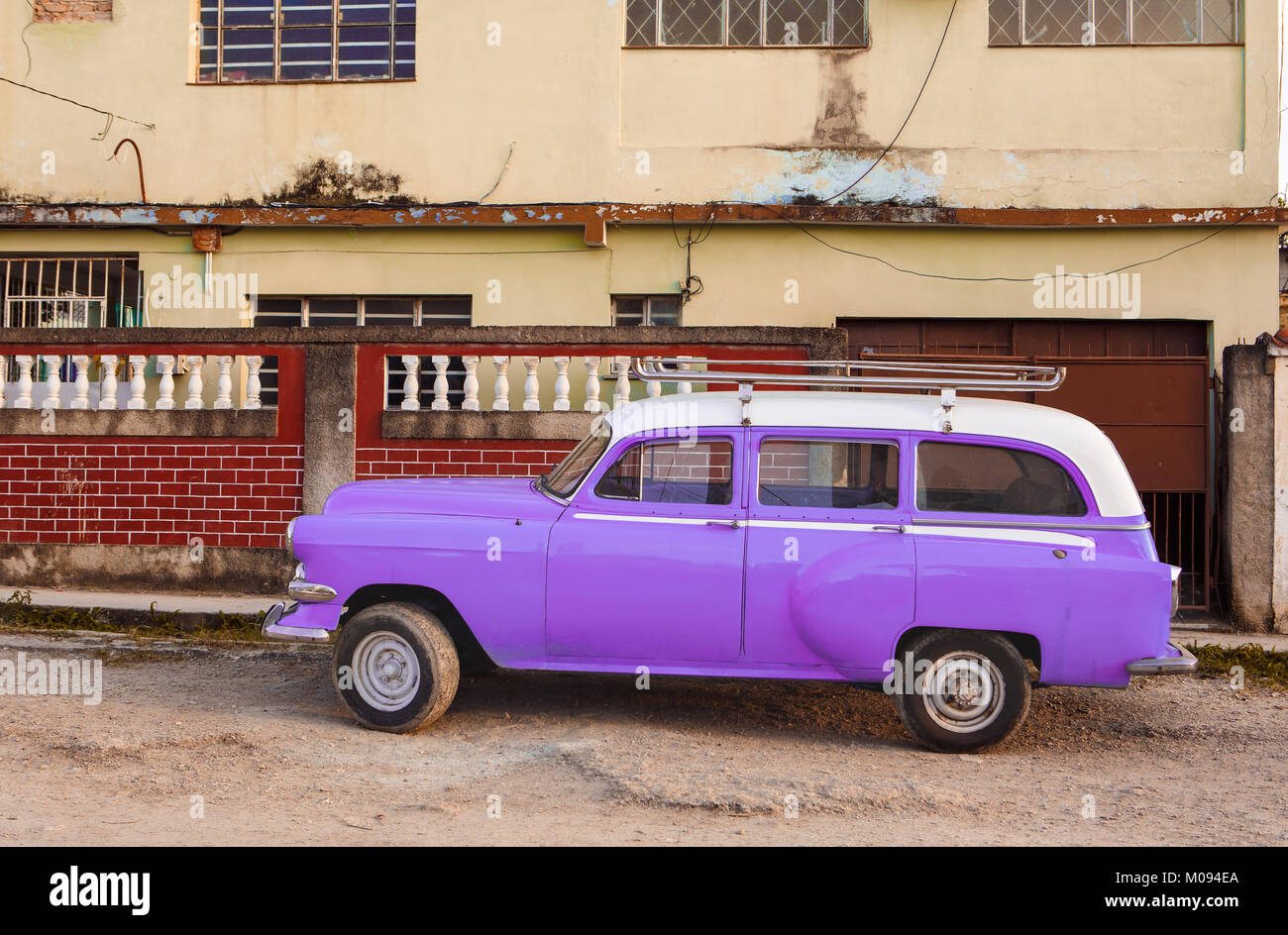 Viola e bianco classico auto su una strada a Cuba Foto Stock