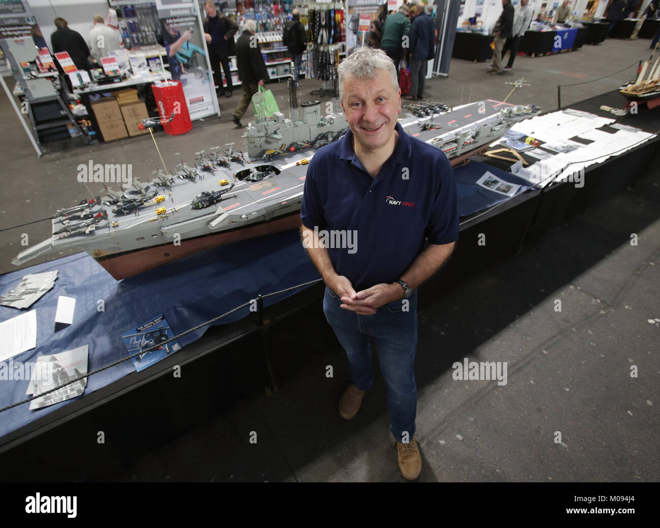 Dave Fortey da Falmouth, con il suo 1:72 modello in scala del sistema HMS Ark Royal (R09) - che lo ha portato a 25 anni per costruire - durante il modello Londra Engineering mostra tenutasi a Alexandra Palace di Londra. Foto Stock