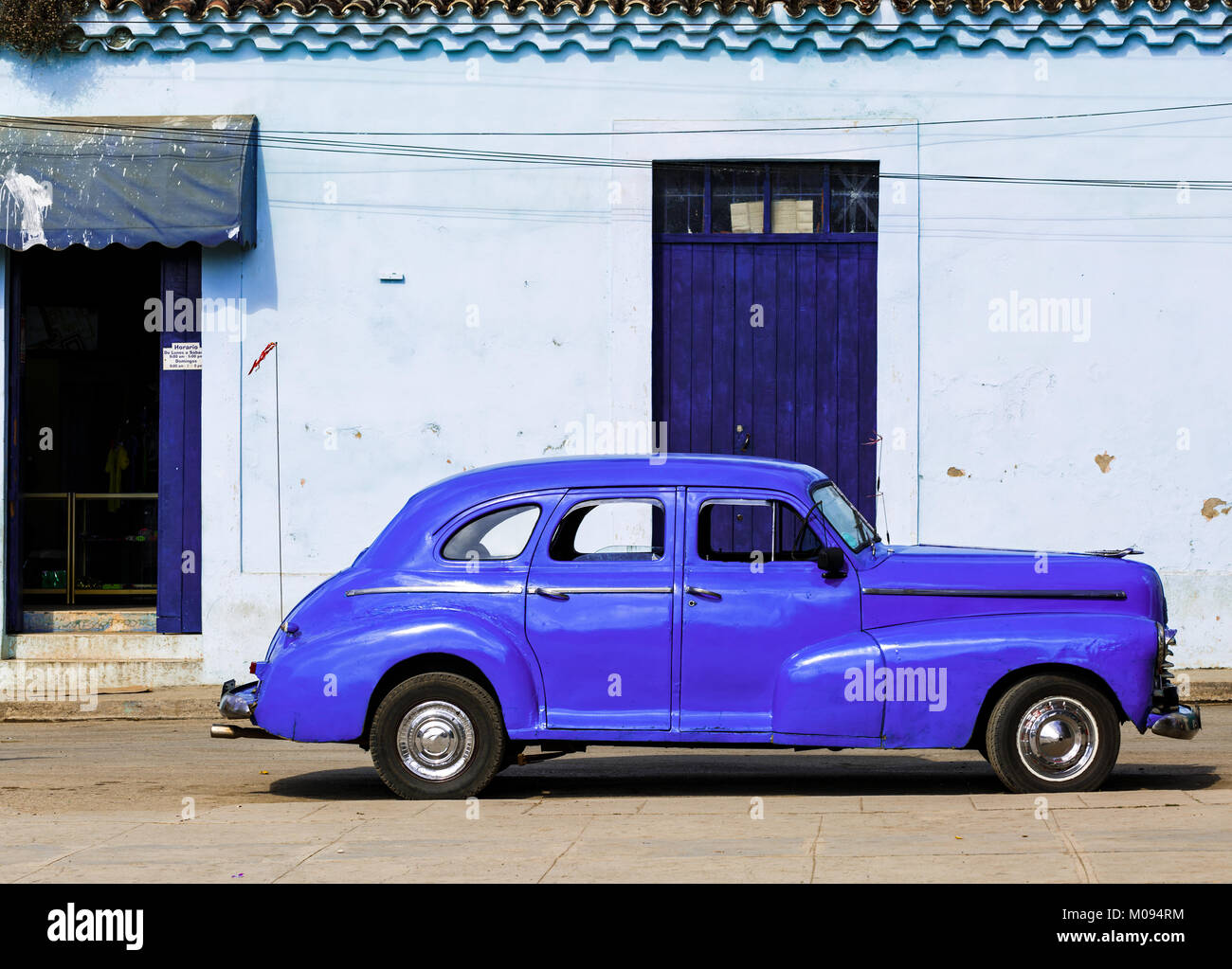 Vivid Blue Car parcheggiato su una strada in Cuba Foto Stock