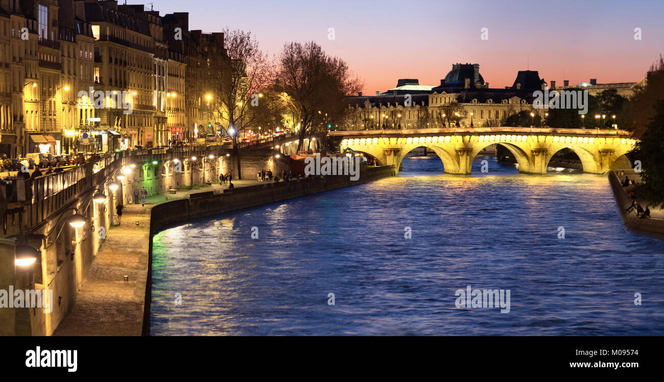 Serata Parigi, immagine di panorama lungo il fiume Senna verso illuminato Pont Neuf sul tramonto. Foto Stock