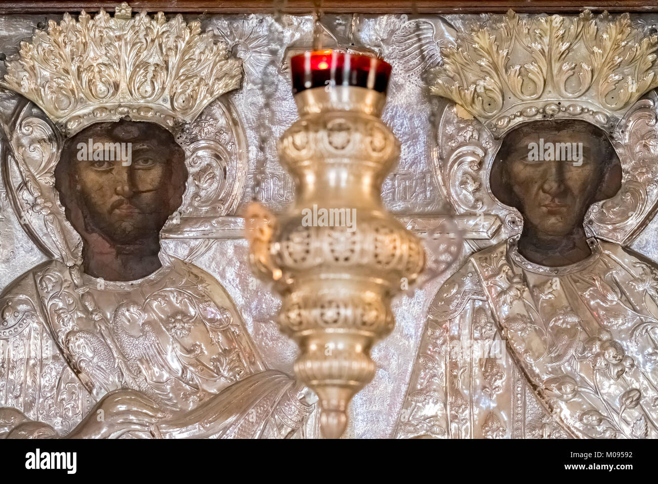 Chiesa con immagini di santi, argento figure e candelabri d'argento, monastica della Chiesa Ortodossa Greca a due navate chiesa, il Monumento Nazionale di Creta in Foto Stock