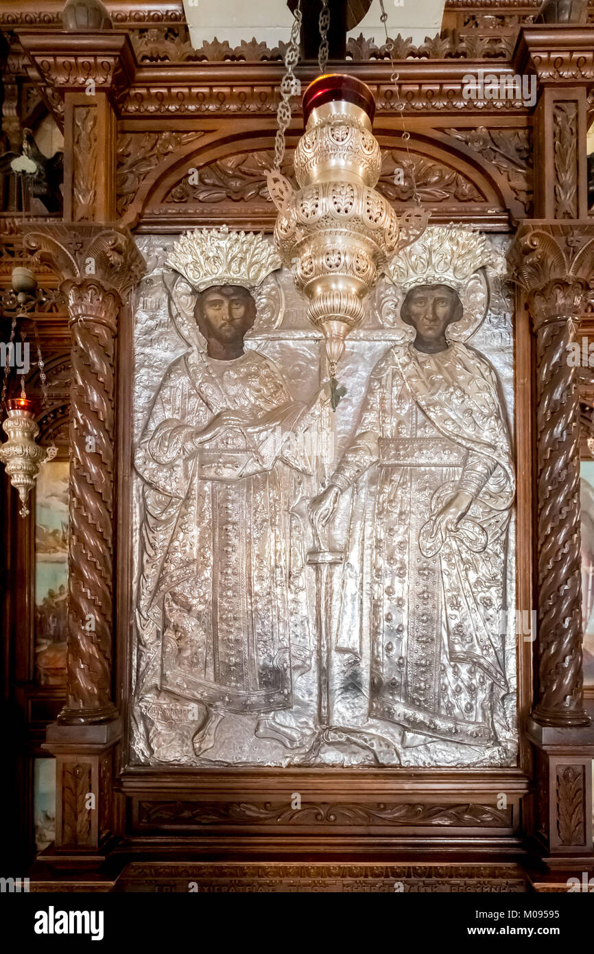 Chiesa con immagini di santi, argento figure e candelabri d'argento, monastica della Chiesa Ortodossa Greca a due navate chiesa, il Monumento Nazionale di Creta in Foto Stock