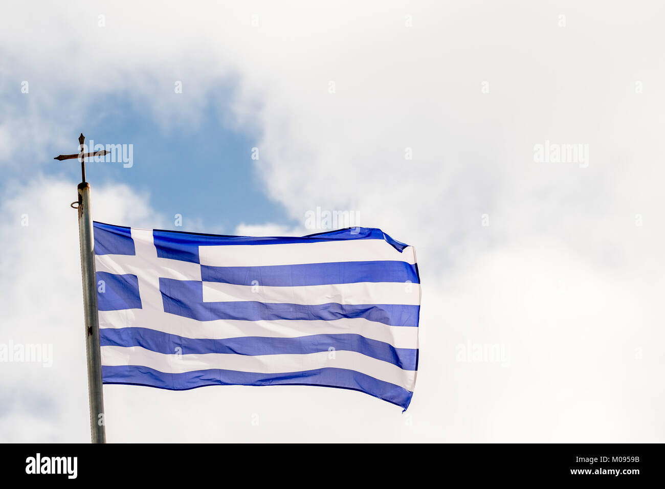 Bandiera Greca su Moni Arkadiou monastero con croce ortodossa,, Europa, Creta, Grecia, Moni Arkadiou, Europa, Creta, Grecia, GR, Viaggi, Turismo, Viaggi D Foto Stock