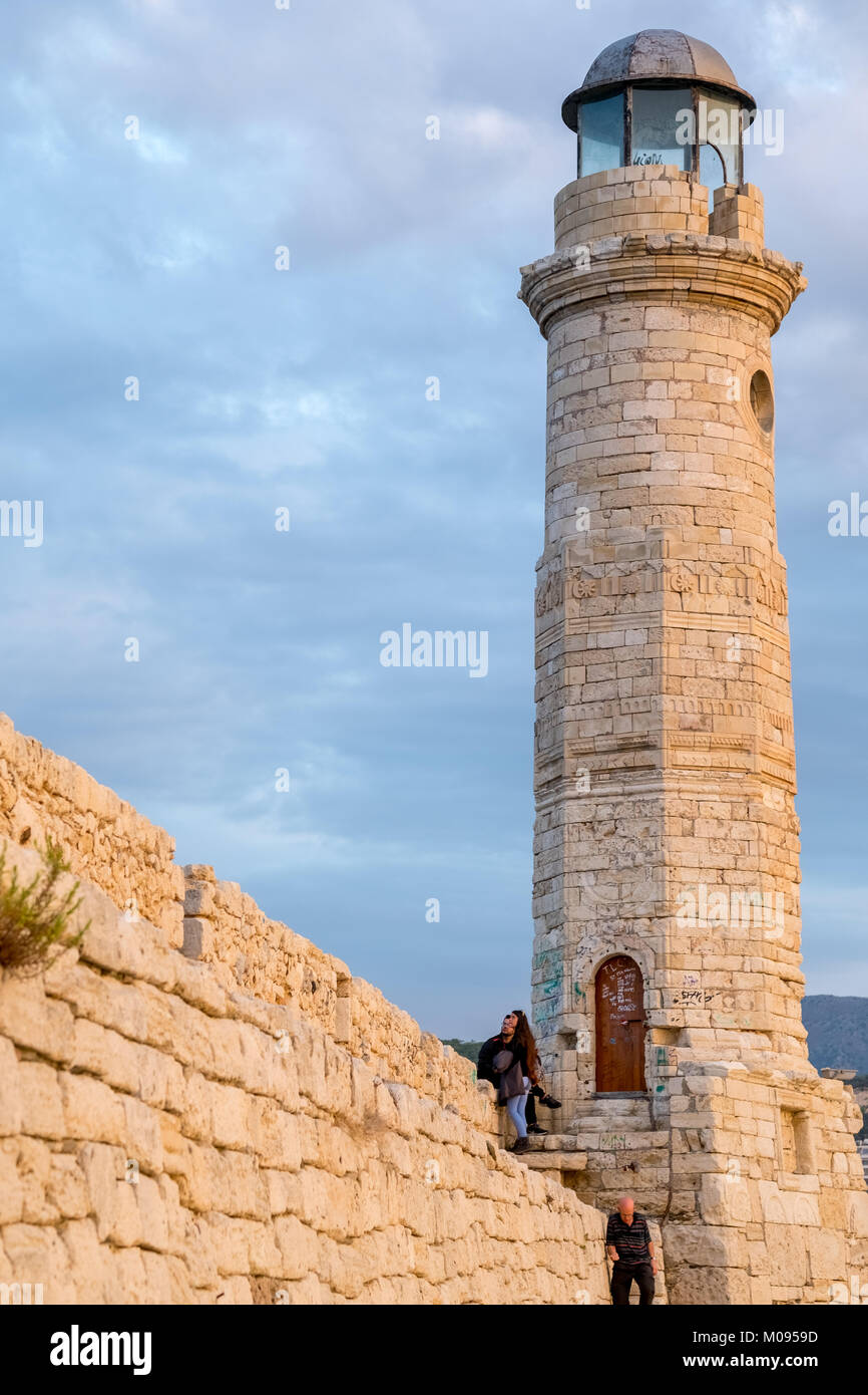 Rethymno faro in atmosfera serale con imbarcazioni presso il porto veneziano, Rethimno, Rethimno, Creta, Grecia, Europa, Rethimno, Europa, Creta, greco Foto Stock