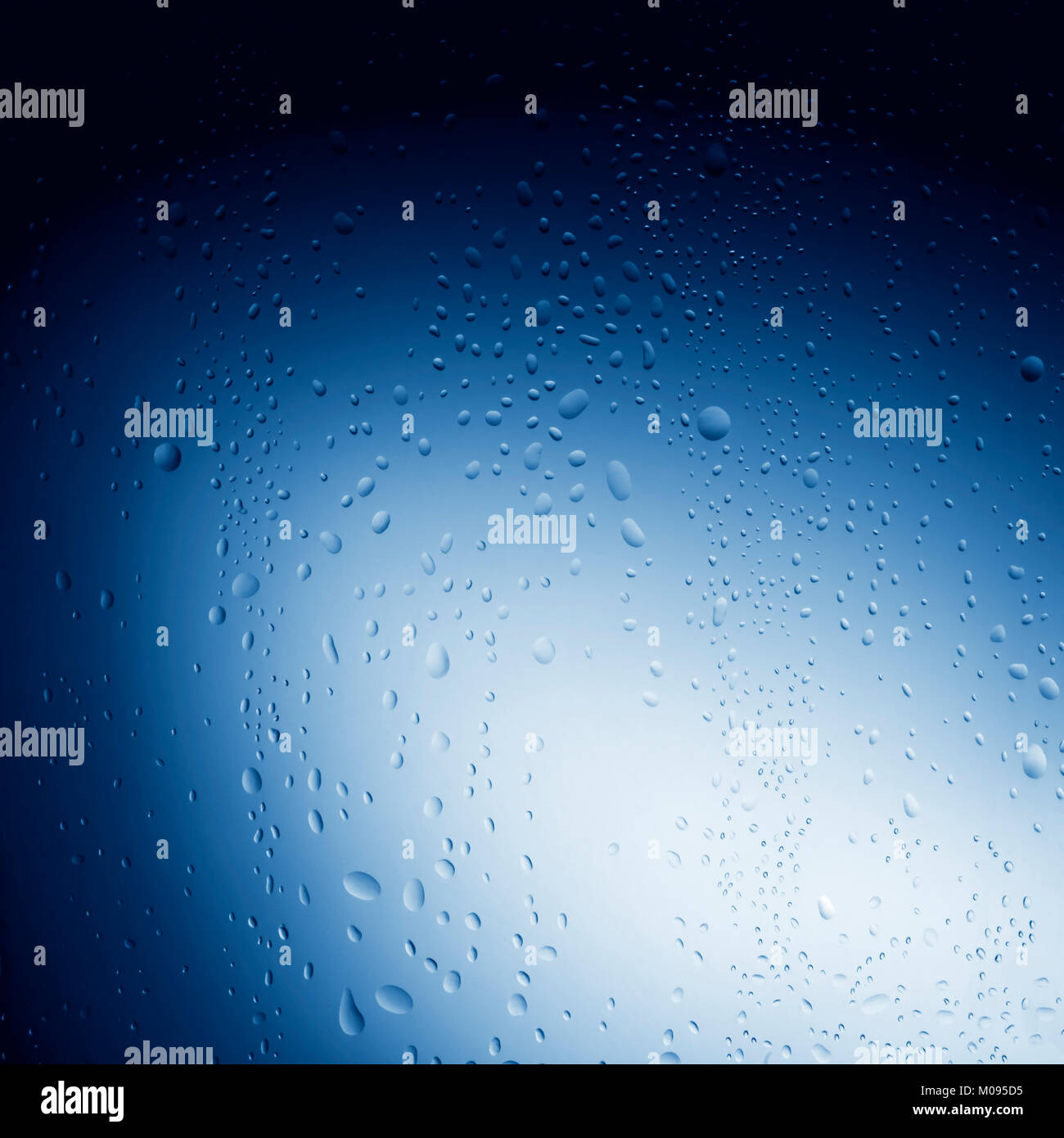 Gocce d'acqua sul vetro dietro un colore blu sullo sfondo Foto Stock