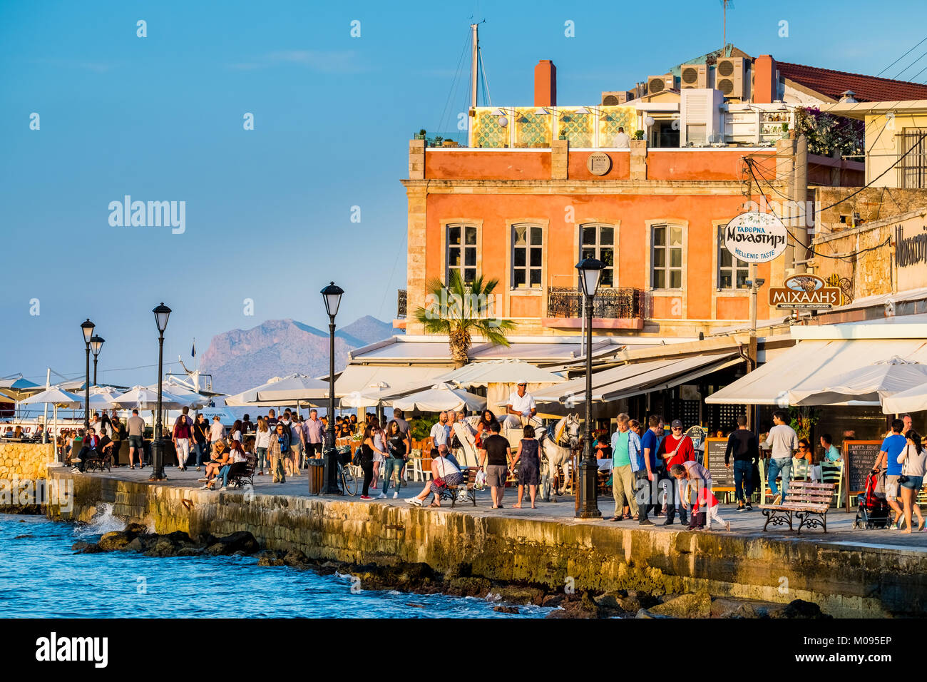 Porto veneziano di Chania nella luce della sera, occupato waterfront, ristoranti, Europa, Creta, Grecia, Chania, Europa, Creta, Grecia, GR, viaggi turiste Foto Stock