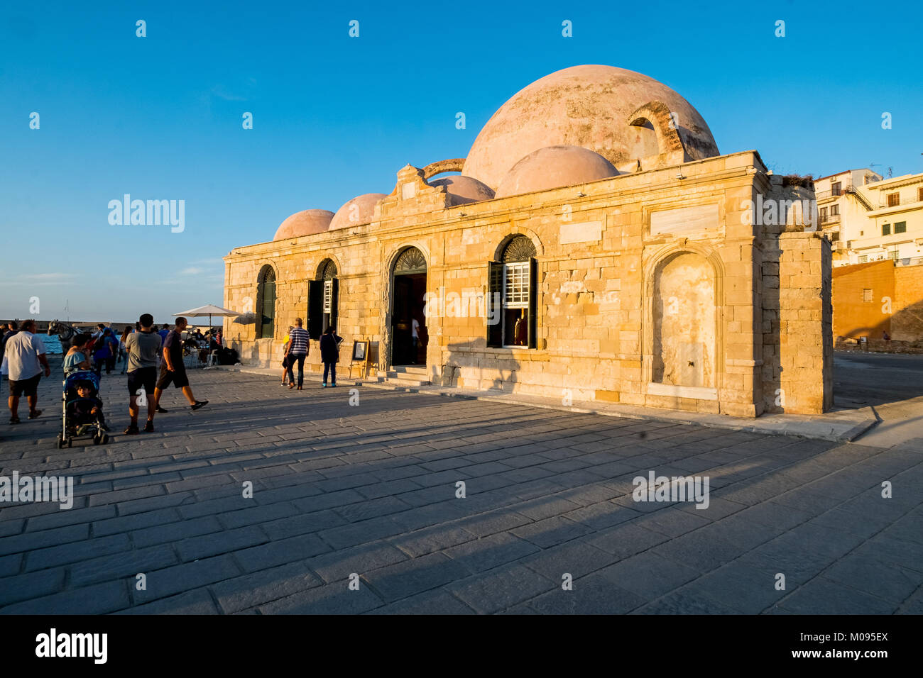 Janissary moschea nel porto veneziano di Chania, nella luce della sera, Creta, Grecia, Europa, Chania, Europa, Creta, Grecia, GR, Viaggi, Turismo, Tr Foto Stock