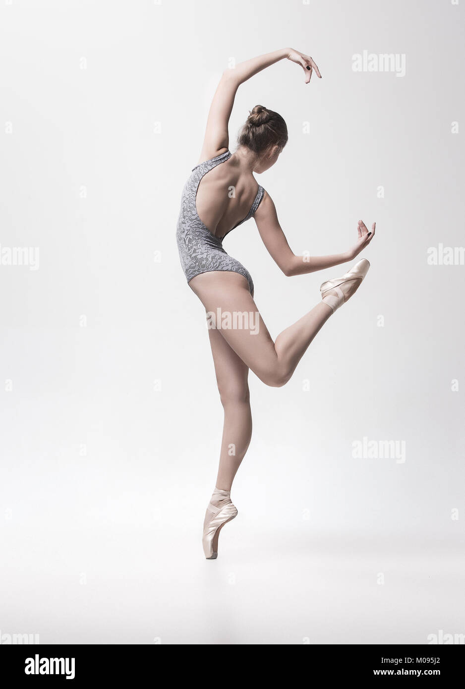 Giovane ballerina classica isolati su sfondo bianco. Foto Stock