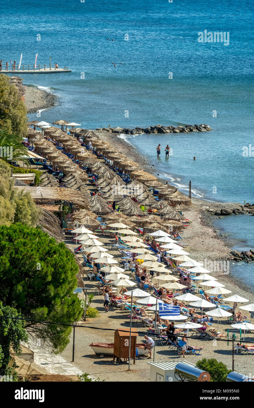 Spiaggia di sabbia con i bagnanti di Agia Galini, spiaggia ghiaiosa, mare blu, bagnante in autunno, ombrelli, Creta, Grecia, Europa, Rethimno, Europa, Creta, Grecia, Foto Stock