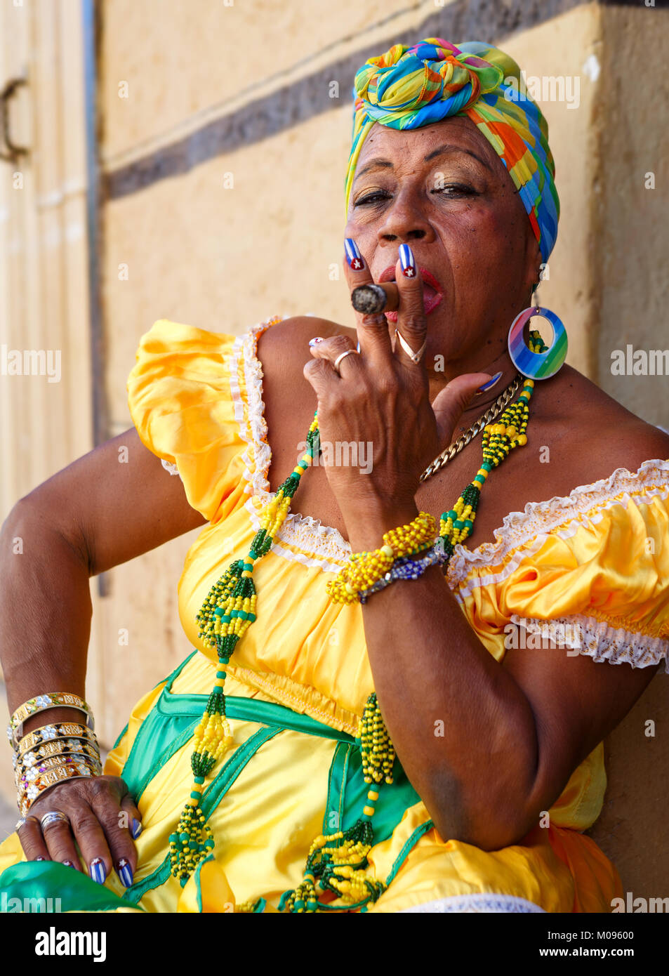 Donna cubana con sigaro in posa per fotografie a l'Avana Vecchia Foto Stock