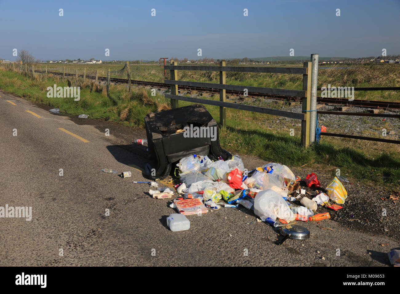 Grande raccolta di rifiuti su strada, Foto Stock