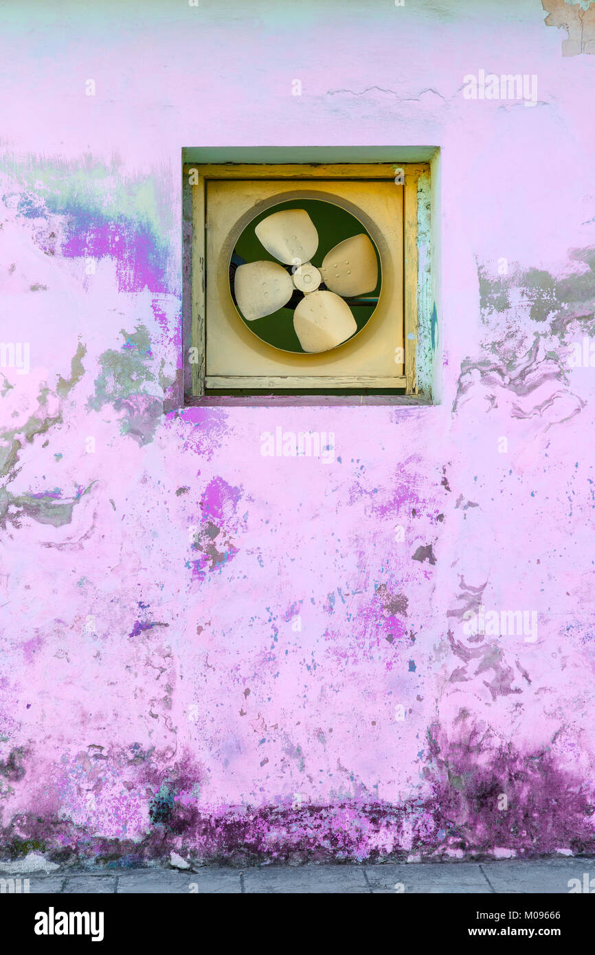 La ventola di raffreddamento in una parete in una strada a Cuba Foto Stock
