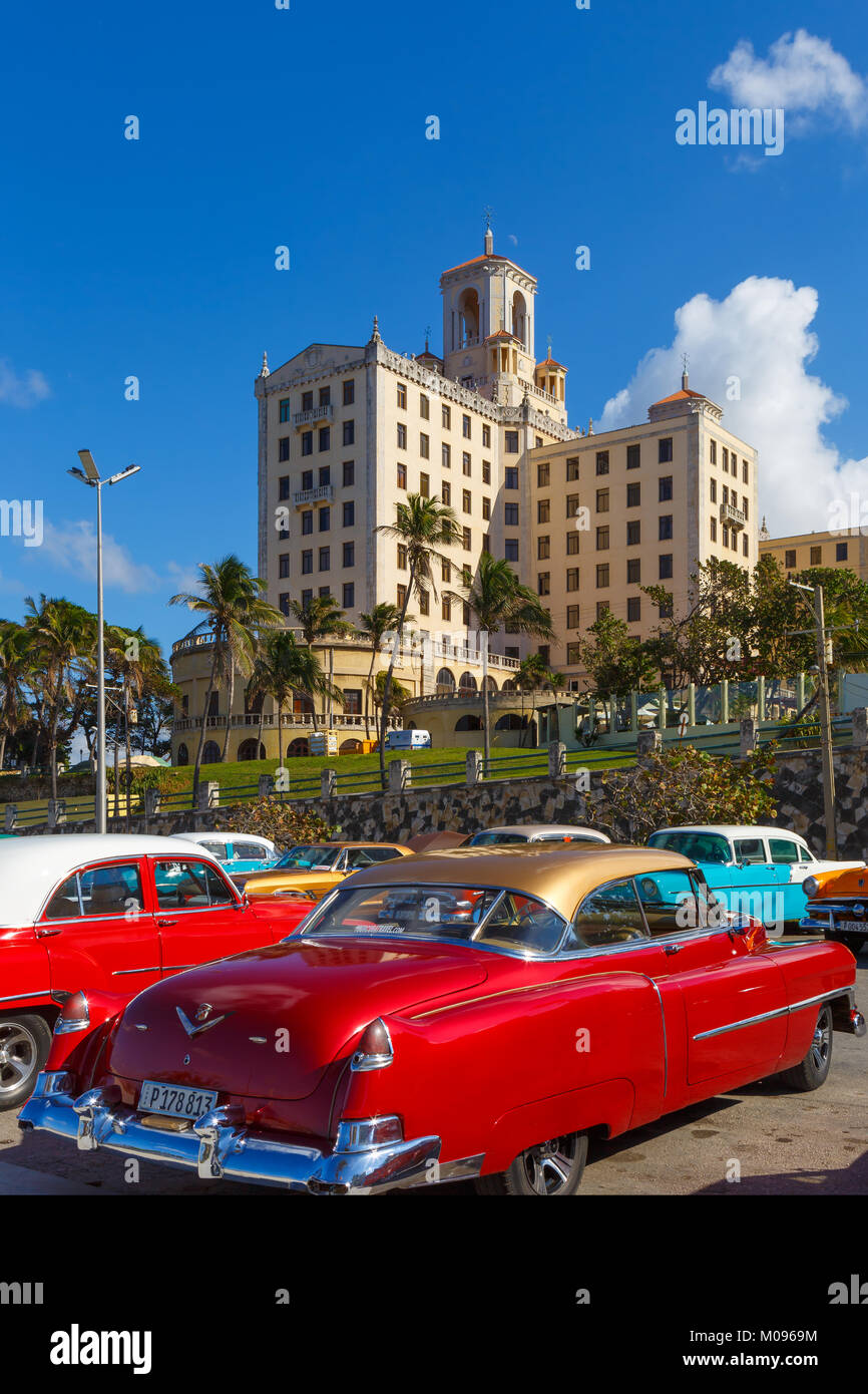 Hotel Nazionale in Havana cubo con auto classiche in primo piano Foto Stock
