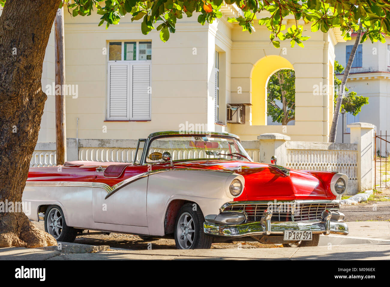 Cabrio parcheggiata sotto un albero vicino a L'Avana Vecchia Cuba Foto Stock