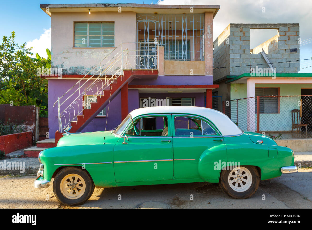 Auto classica di fronte a una casa in Cuba Foto Stock