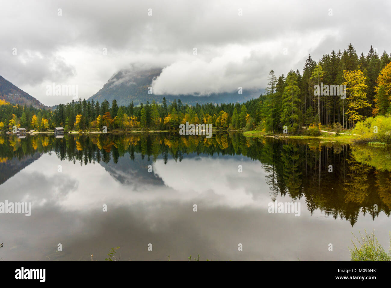 Il …densee lago, lago naturale nel Salzkammergut. vicino Pichl-Kainisch, nel comune di Bad Mitterndorf, Stiria, Austria, in autunno, Foto Stock