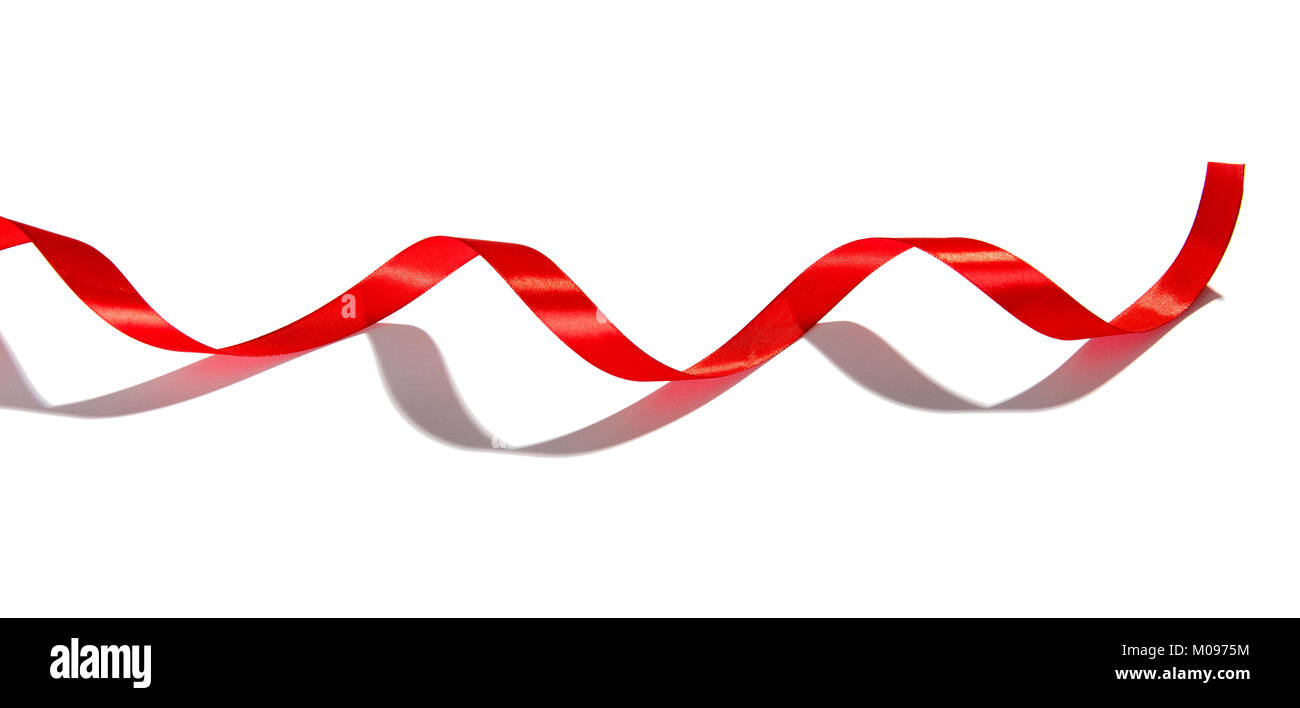 Festive rosso nastro a spirale con ombra isolato su bianco con copia spazio per una celebrazione di partito, Valentines, decorazione o dono Foto Stock