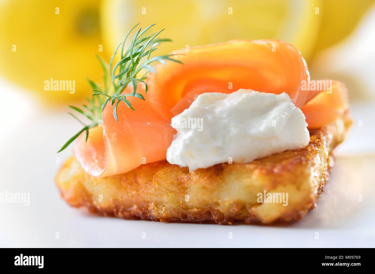 Grattugiato patate fritte con salmone affumicato e crema di salsa di rafano Foto Stock