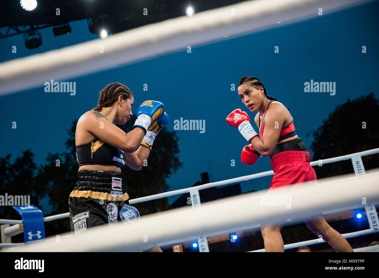 Norvegia, Bergen - Giugno 09, 2017. La norvegese i boxer professionale Cecilia Braekhus (in rosso) e l'Argentina Erica Farias (in nero) si incontrano nel combattere la battaglia di Bergen a Bergen. (Photo credit: Gonzales foto - Jarle H. Moe). Foto Stock