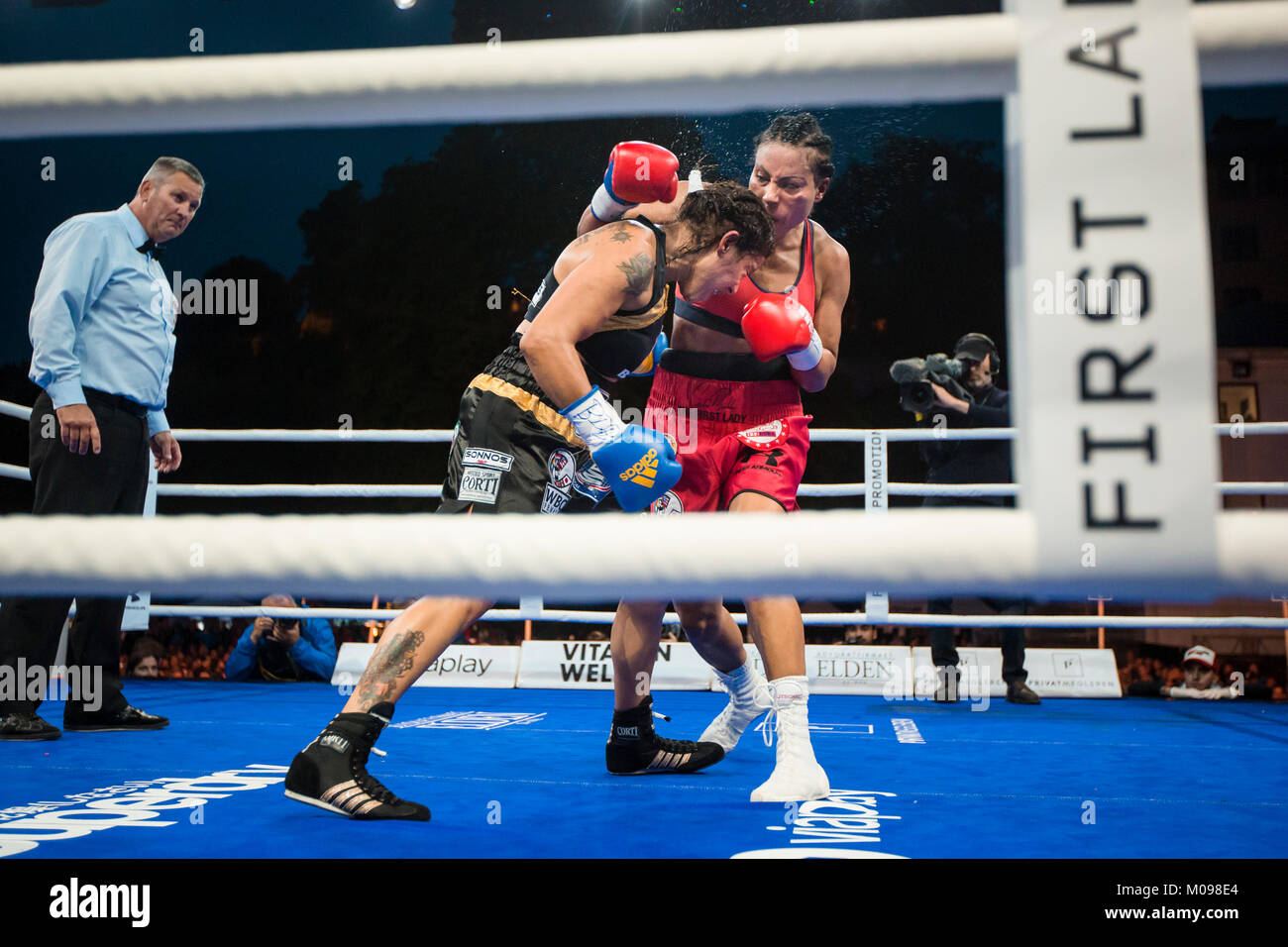 Norvegia, Bergen - Giugno 09, 2017. La norvegese i boxer professionale Cecilia Braekhus (in rosso) e l'Argentina Erica Farias (in nero) si incontrano nel combattere la battaglia di Bergen a Bergen. (Photo credit: Gonzales foto - Jarle H. Moe). Foto Stock