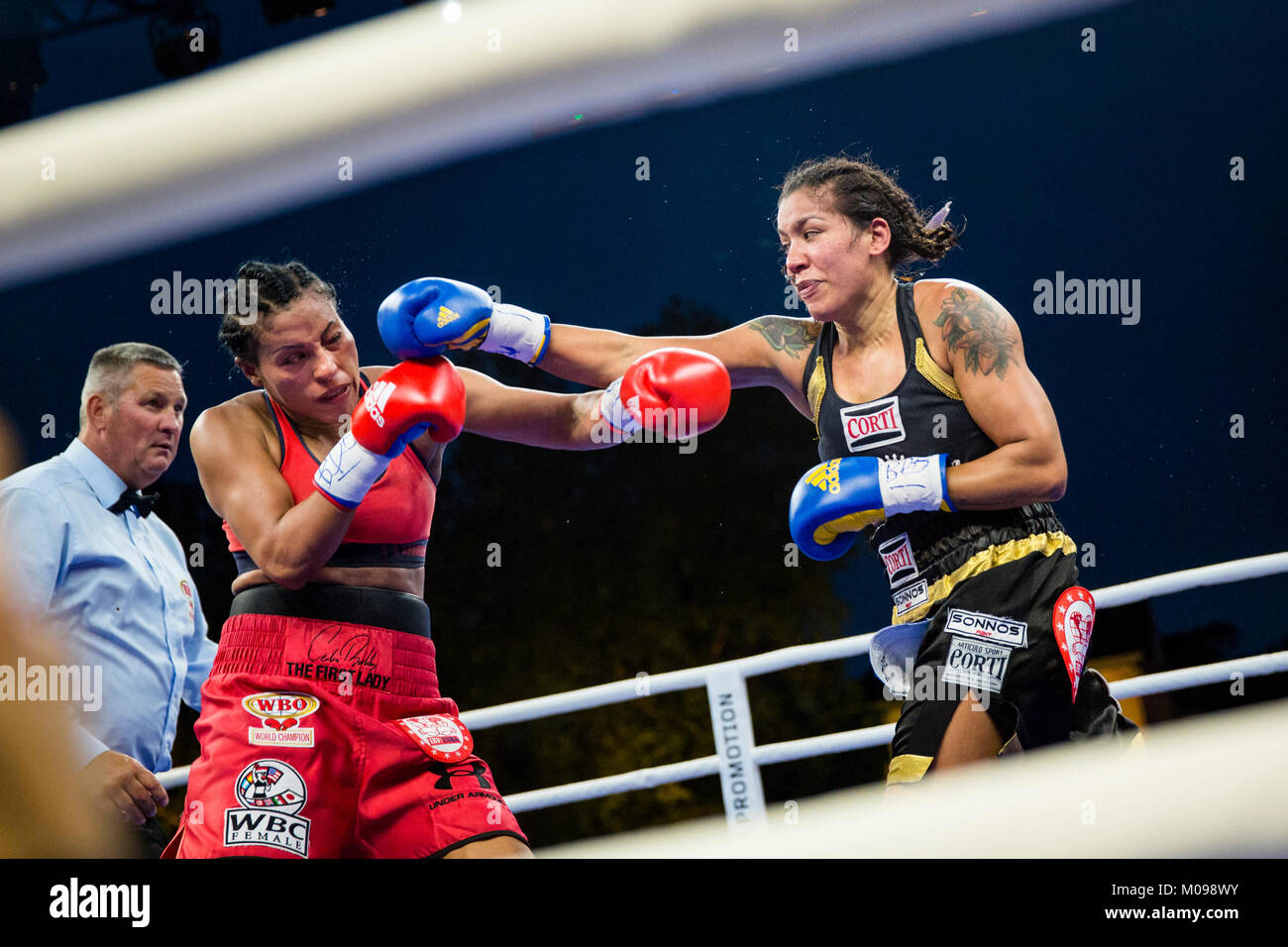 Norvegia, Bergen - Giugno 09, 2017. La norvegese i boxer professionale Cecilia Braekhus (in rosso) e l'Argentina Erica Farias (in nero) si incontrano nel combattere la battaglia di Bergen a Bergen. (Photo credit: Gonzales foto - Jarle H. Moe). Foto Stock