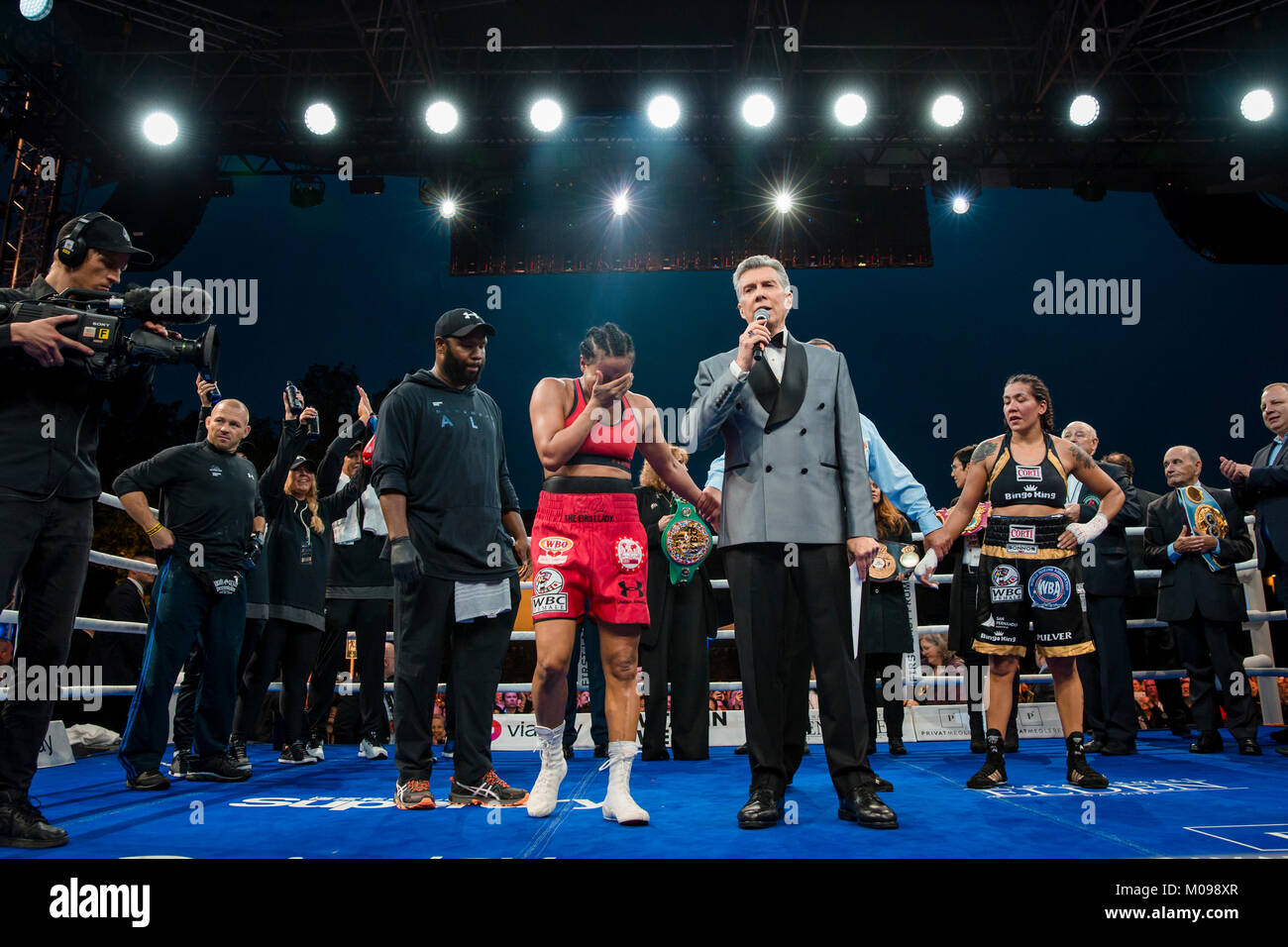 Norvegia, Bergen - Giugno 09, 2017. La norvegese i boxer professionale Cecilia Braekhus (in rosso) e l'Argentina Erica Farias (in nero) si incontrano nel combattere la battaglia di Bergen a Bergen. Qui vi vincitore è annunciato da anello annunciatore Michael Buffer. (Photo credit: Gonzales foto - Jarle H. Moe). Foto Stock