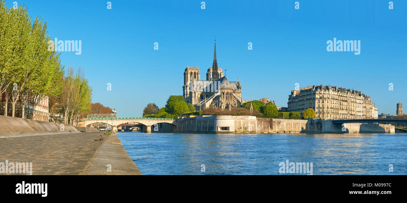 Parigi, panorama sul fiume Senna con la cattedrale di Notre Dame dal retro su un luminoso giorno di primavera. Foto Stock