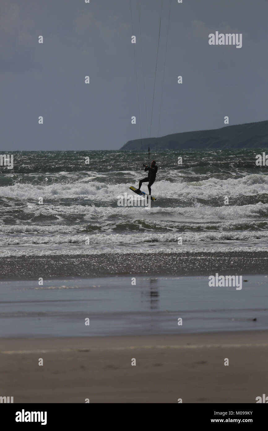 Navigare su una spiaggia sul selvaggio modo Atlantico , Ireland Foto Stock