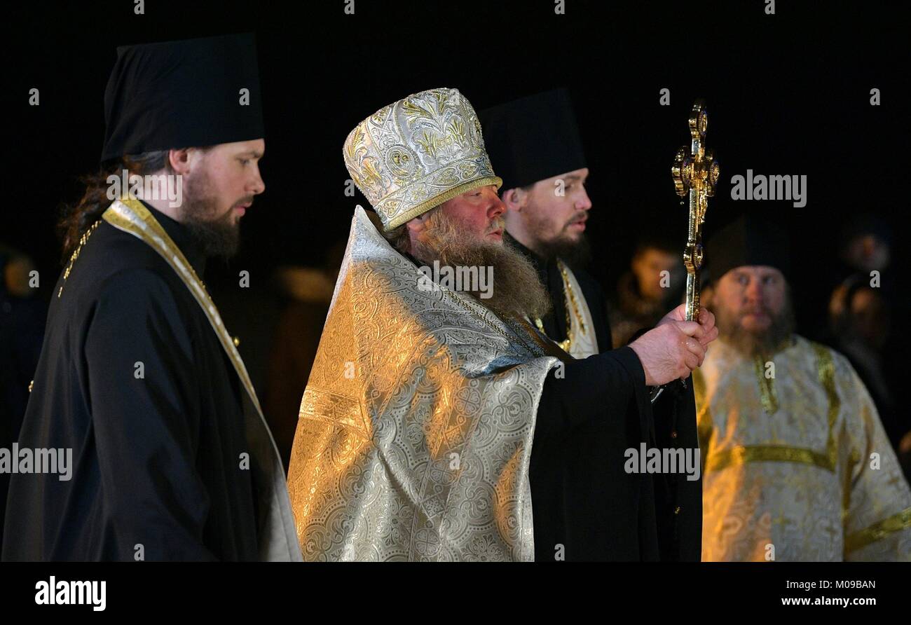 Svetlitsa, Russia. Il 19 gennaio 2018. Un sacerdote russo ortodosso benedice il Presidente Vladimir Putin come egli entra nell'acqua ghiacciata del lago Seliger per contrassegnare gli ortodossi Epifania a San Nilo Stolobensky Monastero Gennaio 19, 2018 in Svetlitsa, Russia. Credito: Planetpix/Alamy Live News Foto Stock