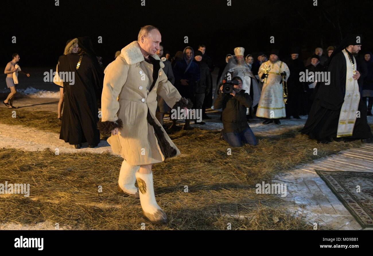 Svetlitsa, Russia. Il 19 gennaio 2018. Il presidente russo Vladimir Putin passeggiate in acqua ghiacciata del lago Seliger alla marcatura del bagno gli ortodossi Epifania a San Nilo Stolobensky Monastero Gennaio 19, 2018 in Svetlitsa, Russia. Credito: Planetpix/Alamy Live News Foto Stock