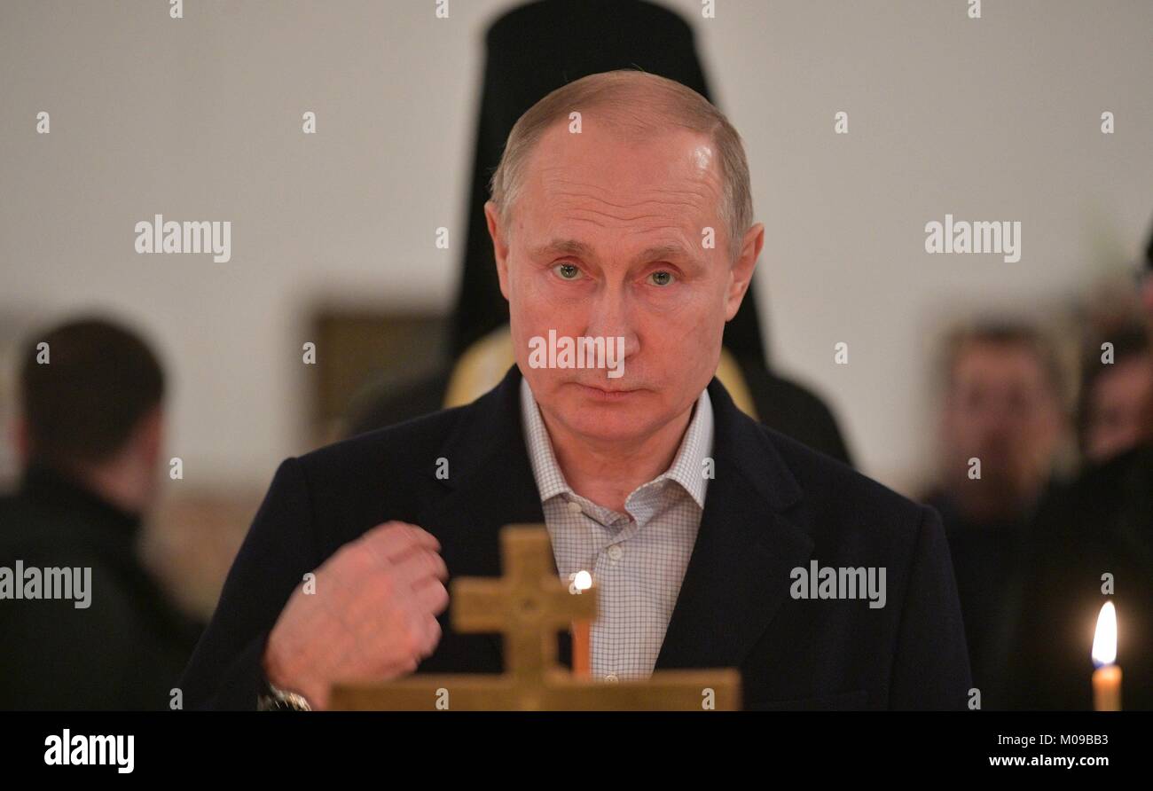 Svetlitsa, Russia. Il 19 gennaio 2018. Il presidente russo Vladimir Putin durante la Messa per celebrare gli ortodossi Epifania a San Nilo Stolobensky Monastero Gennaio 19, 2018 in Svetlitsa, Russia. Credito: Planetpix/Alamy Live News Foto Stock